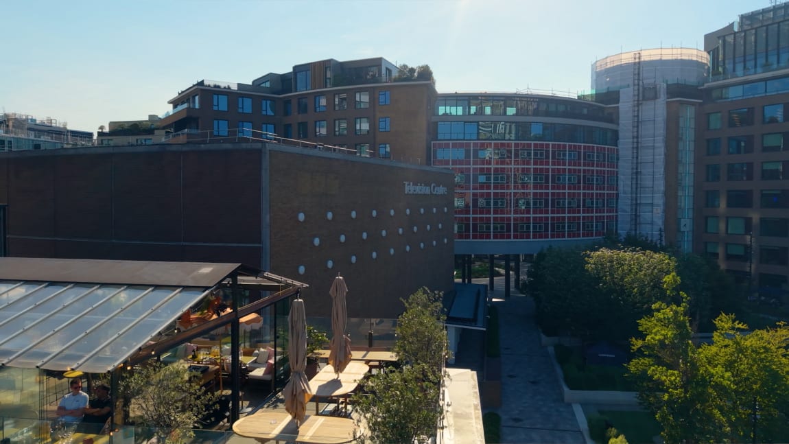 https://a.storyblok.com/f/194186/1920x1080/98aaa983f0/open_house_selling_spaces_broadcaster_rooftop_image06.jpg